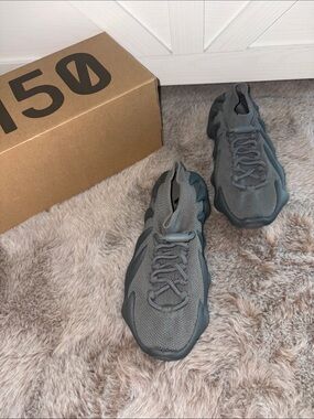 Yeezy 450 grey size 4